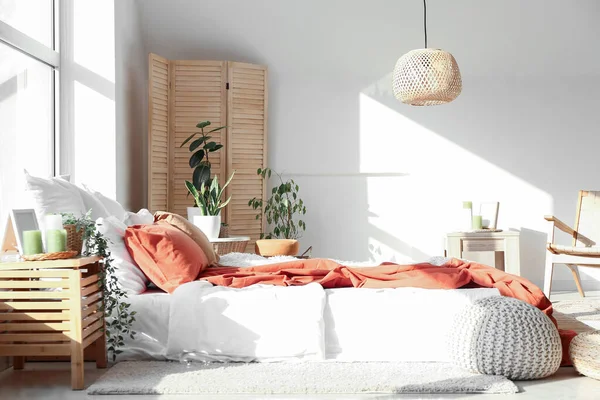 Interior Sala Luz Con Cama Grande Plantas Interior Verdes — Foto de Stock