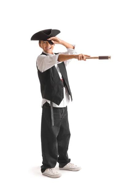 Liten Pojke Klädd Som Pirat Med Spyglass Vit Bakgrund — Stockfoto