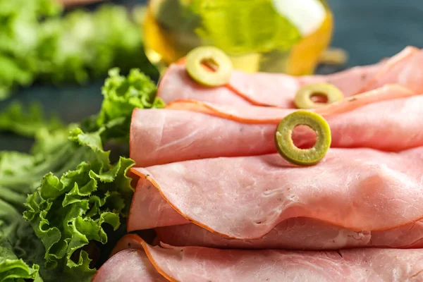 Gerollte Scheiben Mit Schmackhaftem Schinken Nahaufnahme — Stockfoto