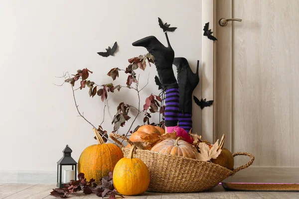 Καλάθι Κολοκύθες Φύλλα Και Halloween Διακόσμηση Κοντά Στην Πόρτα Στην — Φωτογραφία Αρχείου