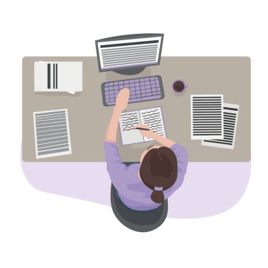 Masada çalışan kadın yazar beyaz arkaplan, üst görünüm