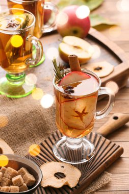 Masada bir bardak lezzetli sıcak şarap.