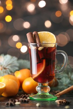 Masada bir bardak lezzetli sıcak şarap.