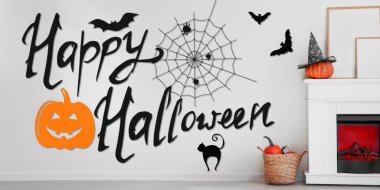 Cadılar Bayramı partisi için şöminesi olan şık bir oda.