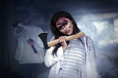Mahvolmuş binada korkunç zombiler