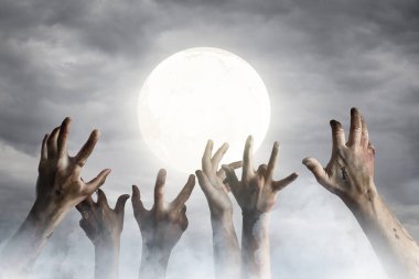 Zombi elleri ve gece gökyüzünde dolunay.
