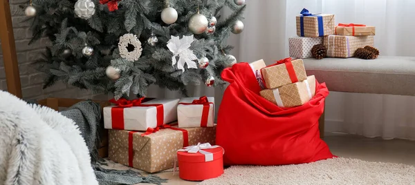 Bolso Santa Con Regalos Árbol Navidad Sala Estar —  Fotos de Stock