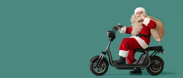 Santa Claus Мішком Велосипедом Зеленому Тлі Простором Тексту — стокове фото
