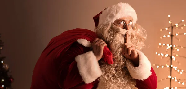 Święty Mikołaj Torbą Pokazując Gest Milczenia Pokoju Boże Narodzenie Wieczorem — Zdjęcie stockowe
