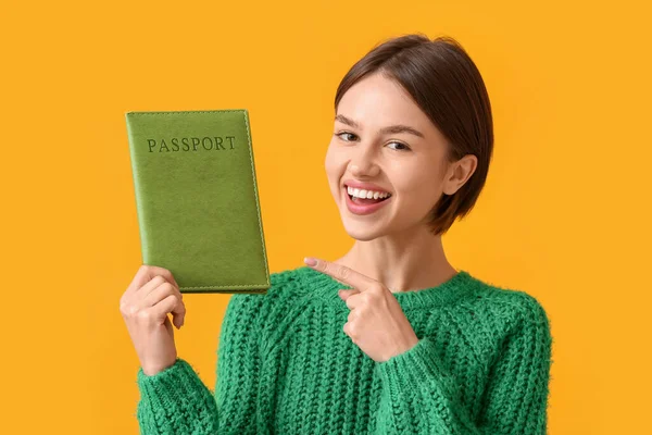 Mujer Joven Feliz Con Pasaporte Grande Sobre Fondo Amarillo — Foto de Stock