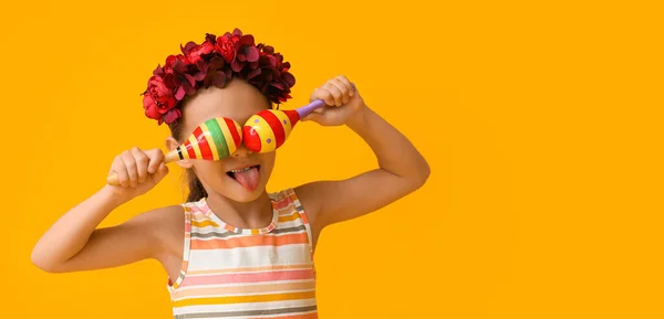 Zabawna Mała Meksykanka Marakasami Żółtym Tle — Zdjęcie stockowe