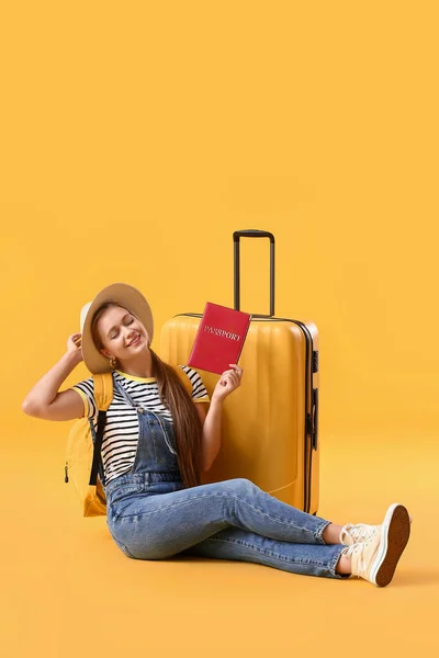 Жінка Туристка Великим Паспортом Багажем Жовтому Тлі — стокове фото