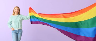 Leylak arka planında LGBT bayrağı olan olgun bir kadın