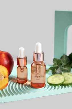 Beyaz arka planda salatalıklı gerekli yağ şişeleri