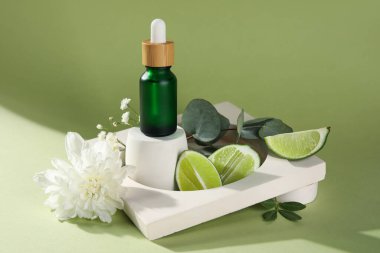 Renk arkaplanında gerekli yağ, kireç ve dekor şişesiyle kompozisyon