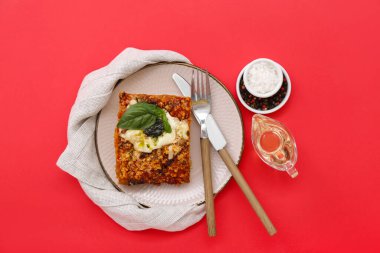 Bir tabak lezzetli İtalyan turtası mozzarella soslu, baharatlı ve kırmızı zemin yağlı.