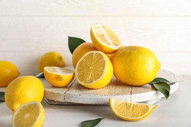 Açık ahşap masada taze limonlar var, yakın plan.