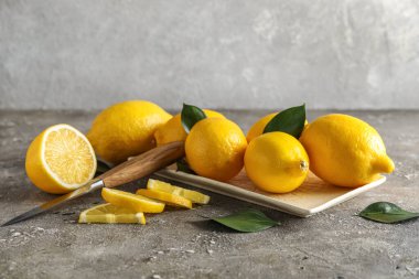 Arkaplanda olgun limonlarla dolu bir tabak