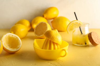 Renkli masada limon sıkacağı.