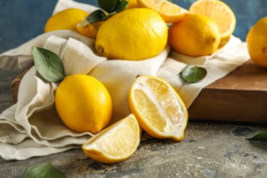 Masanın üzerinde olgun limonlar olan ahşap tahta tahta, yakın plan.