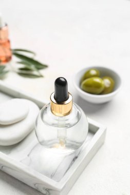 Hafif arka planda gerekli zeytinyağı şişesi olan tahta, yakın plan