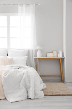 Büyük yataklı ve masalı aydınlatma odasının içi