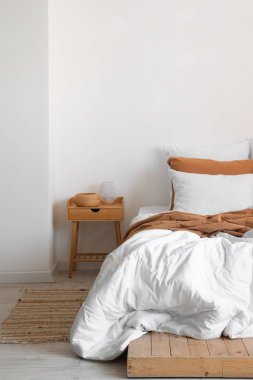 Lambalı masa ve aydınlık odada büyük yatak.