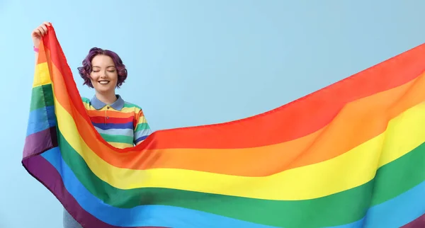 Mujer Joven Con Bandera Lgbt Sobre Fondo Azul Claro — Foto de Stock