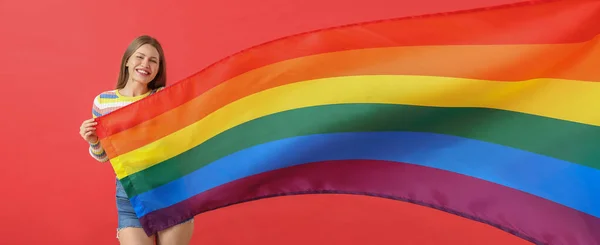 Jeune Femme Avec Drapeau Lgbt Sur Fond Rouge — Photo