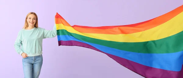 Mujer Madura Con Bandera Lgbt Sobre Fondo Lila — Foto de Stock