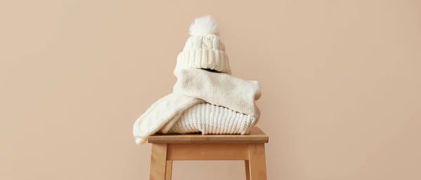 Elegante Ropa Invierno Mesa Sobre Fondo Beige — Foto de Stock