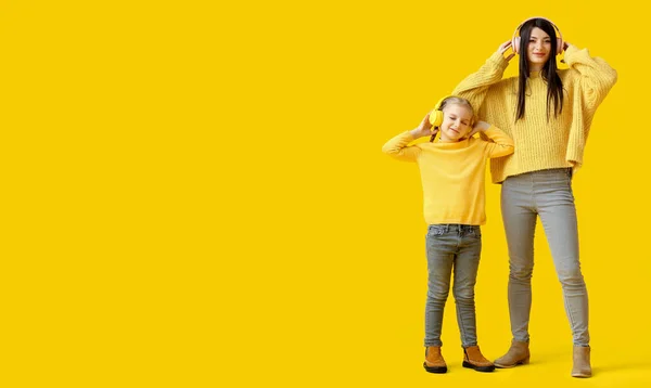 Feliz Madre Hijita Suéteres Cálidos Escuchando Música Sobre Fondo Amarillo — Foto de Stock