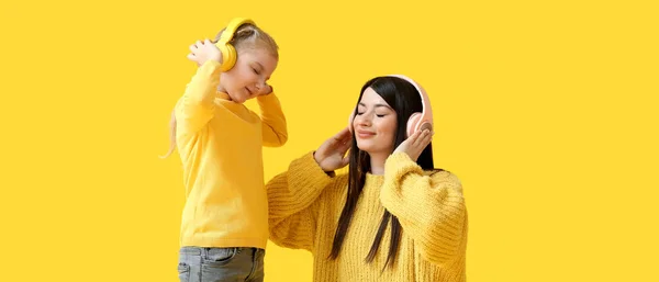 Felice Madre Sua Bambina Maglioni Caldi Ascoltando Musica Sfondo Giallo — Foto Stock