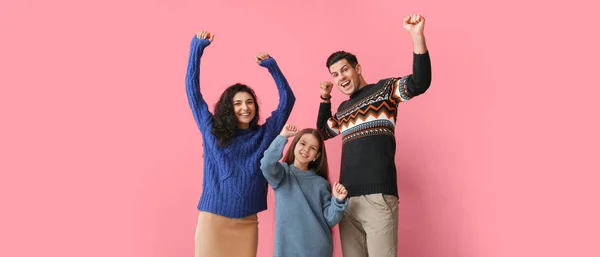 Happy Family Warm Sweaters Pink Background — Stock Photo, Image