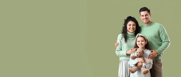 Renkli Arka Planda Kalın Kazaklar Içinde Mutlu Bir Aile Metin — Stok fotoğraf