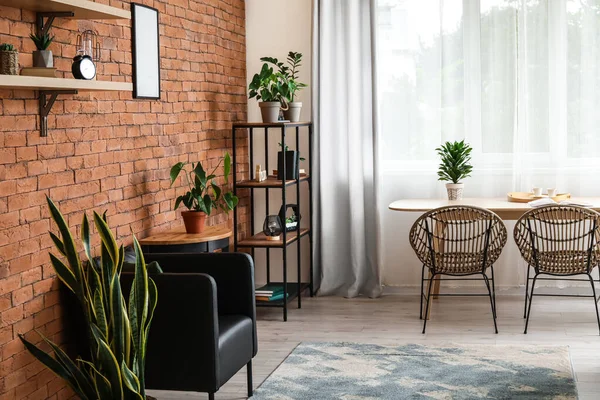 Interieur Eines Stilvollen Zimmers Mit Zimmerpflanzen Esstisch Und Regal — Stockfoto