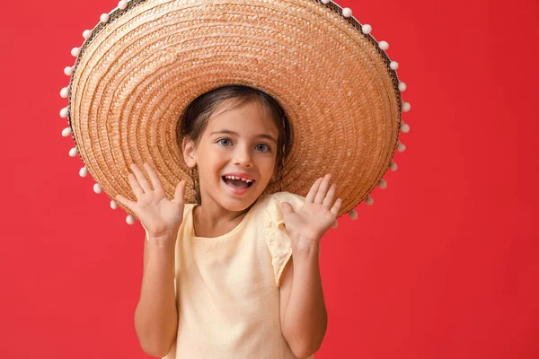 Feliz Niña Mexicana Sombrero Sombrero Sobre Fondo Rojo — Foto de Stock