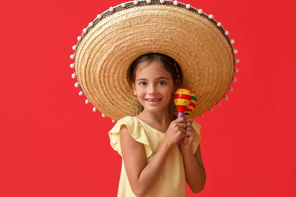 Gelukkig Klein Mexicaans Meisje Sombrero Hoed Met Maracas Rode Achtergrond — Stockfoto