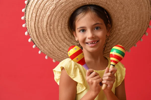 Boldog Kis Mexikói Lány Sombrero Kalap Maracas Piros Háttér Közelkép — Stock Fotó