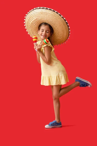 Feliz Niña Mexicana Sombrero Sombrero Con Maracas Sobre Fondo Rojo — Foto de Stock