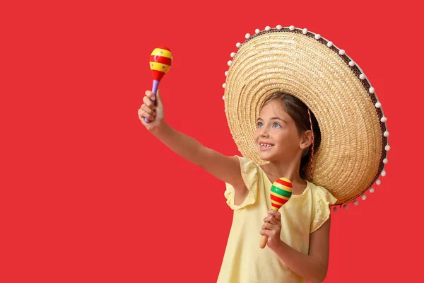 Feliz Niña Mexicana Sombrero Sombrero Con Maracas Sobre Fondo Rojo — Foto de Stock