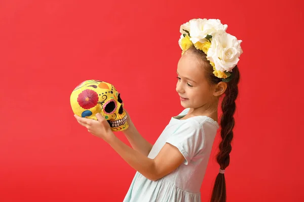 Kis Mexikói Lány Virágkoszorúban Festett Emberi Koponya Vörös Háttér — Stock Fotó