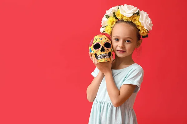 Menina Mexicana Coroa Floral Com Crânio Humano Pintado Fundo Vermelho — Fotografia de Stock