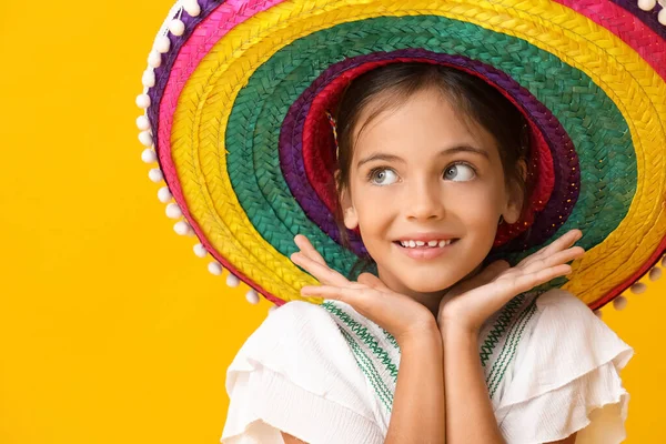 Щаслива Маленька Мексиканська Дівчинка Барвистому Сомбреро Капелюсі Жовтому Тлі — стокове фото