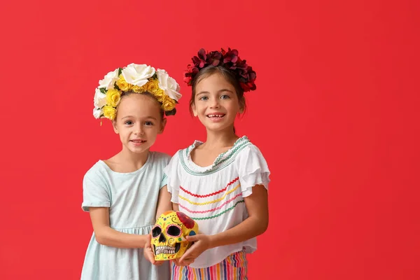 Meninas Mexicanas Com Coroas Florais Crânio Humano Pintado Fundo Vermelho — Fotografia de Stock