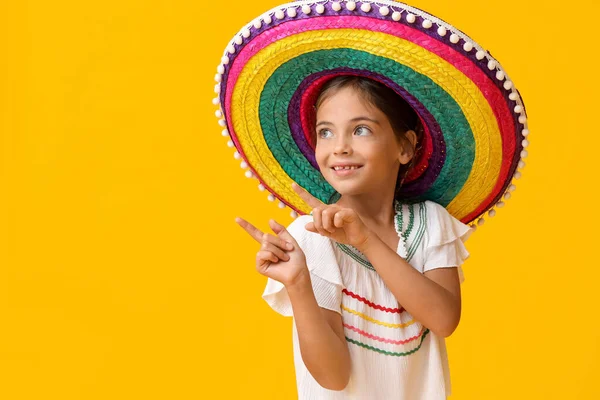 Маленька Мексиканська Дівчинка Барвистому Капелюсі Сомбреро Вказує Щось Жовтому Тлі — стокове фото