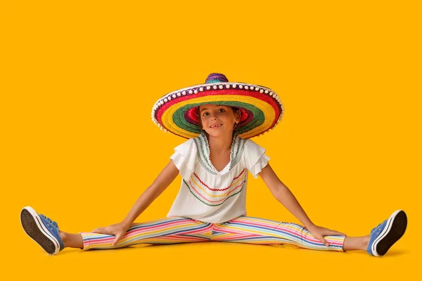 Glad Liten Mexikansk Flicka Färgglada Sombrero Hatt Gul Bakgrund — Stockfoto