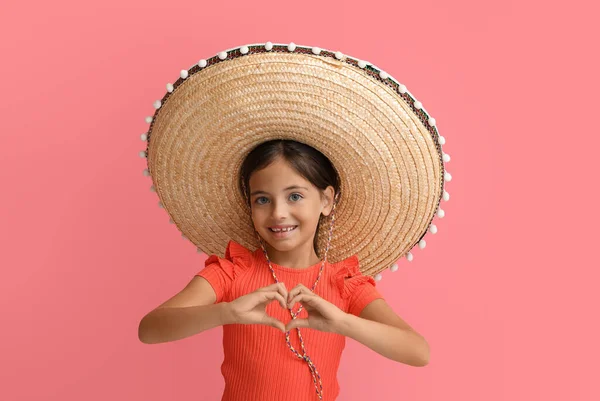 Şapkalı Küçük Meksikalı Kız Elleri Pembe Arka Planda Kalp Şekillendiriyor — Stok fotoğraf