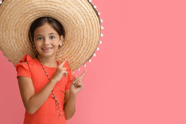 Niña Mexicana Con Sombrero Señalando Algo Sobre Fondo Rosa — Foto de Stock