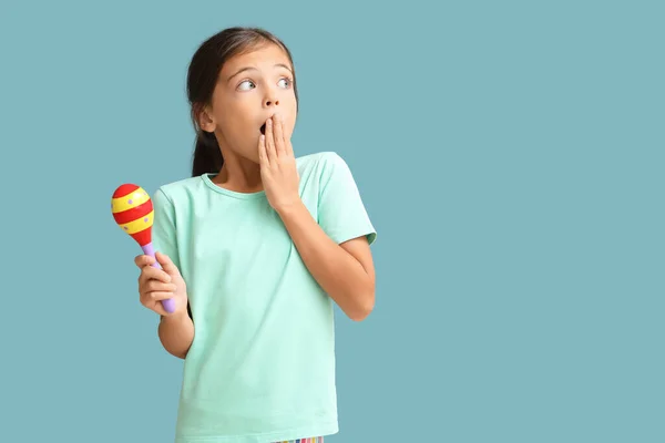 Shocked Little Mexican Girl Maracas Blue Background — Stock Photo, Image
